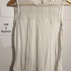 Kortärmad topp  - Super fint linne/kortärmad topp från HM. I storlek S. I nyskick, utan anmärkning 