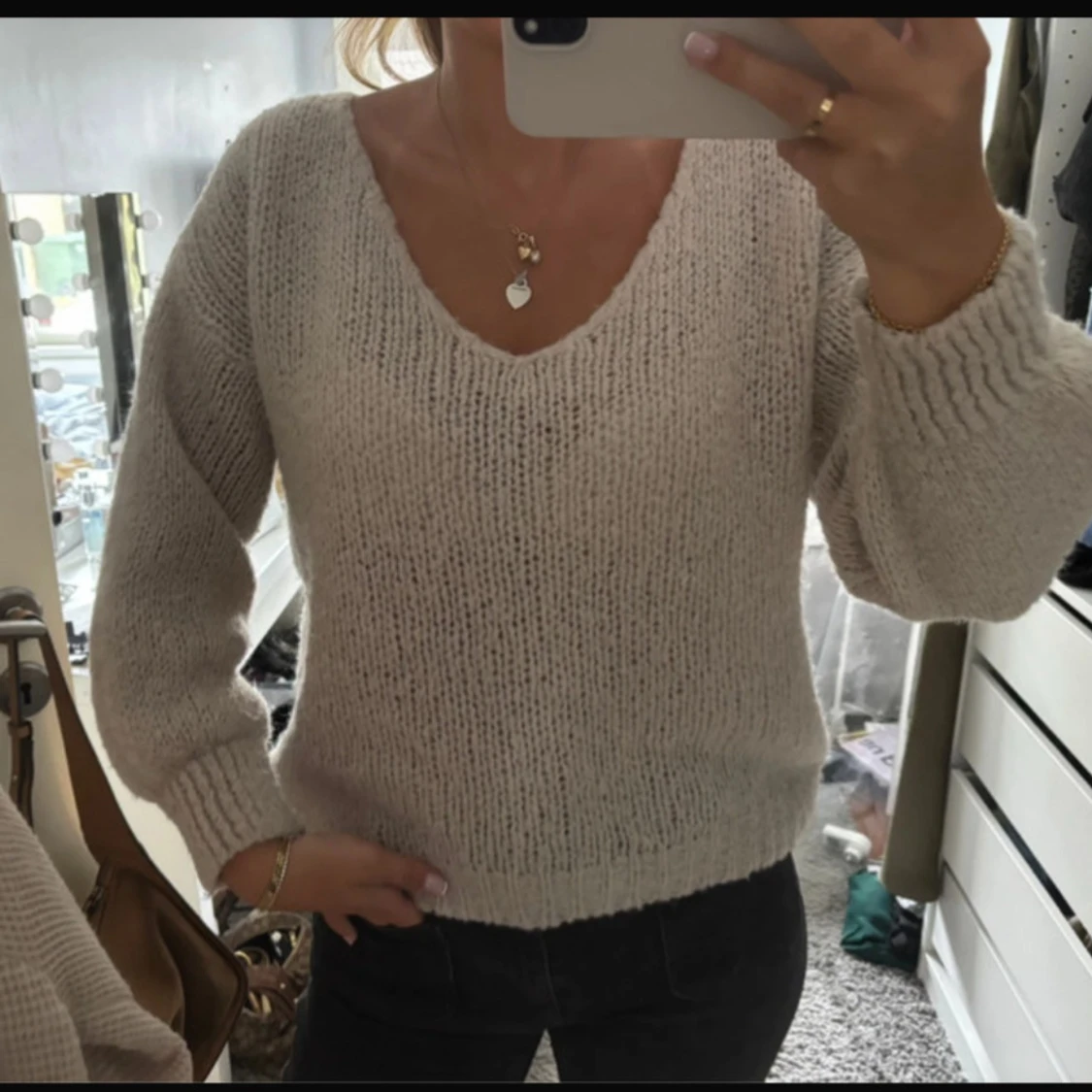 Beige stickad tröja med v-ringning - 1