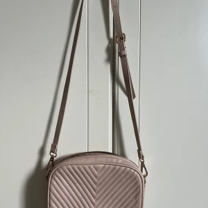 Väska från Åhléns  - Säljer min rosa väska från Åhléns som är aldrig använd!! 