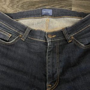 Mörkblå jeans från Gant - Snygga mörkblå jeans från Gant 