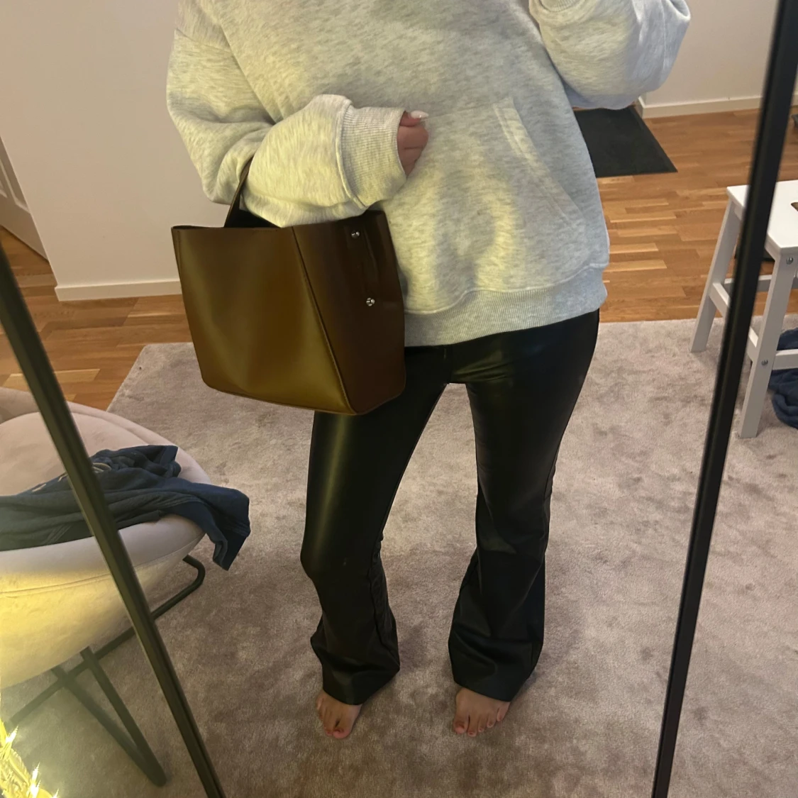 Svarta bootcut byxor i skinnimitation