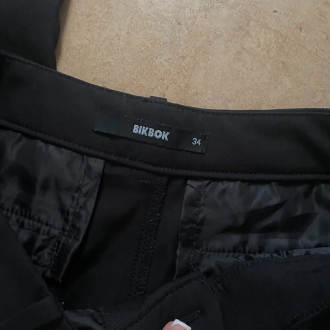 Svarta bootcut byxor från BikBok - 2