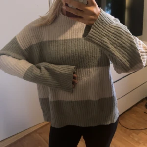 Randig ribbstickad tröja i grönt och beige - Supermysig ribbstickad tröja med breda ränder i ljusgrönt och beige. 