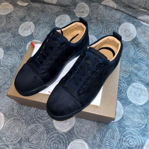 Mörkblå sneakers från Christian Louboutin - Snygga svarta sneakers från Christian Louboutin i mocka med klassisk röd sula och svarta skosnören. Skorna har rund tå och diskreta detaljer, samt beige innersula med logga. Perfekta för dig som gillar stilrena och exklusiva sneakers.