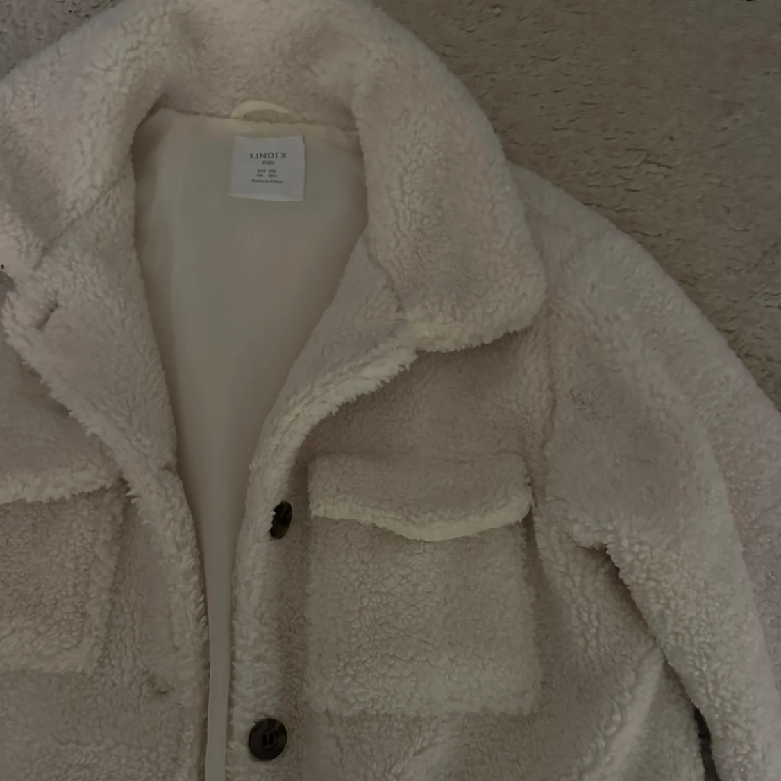 Beige/vit teddyjacka från Lindex - 1