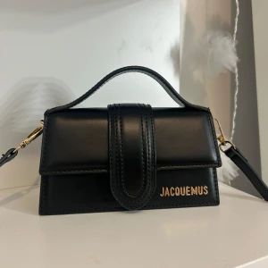 Svart väska  - Jacquemus liknande väska Helt ny den lilla modellen , band medföljer också 