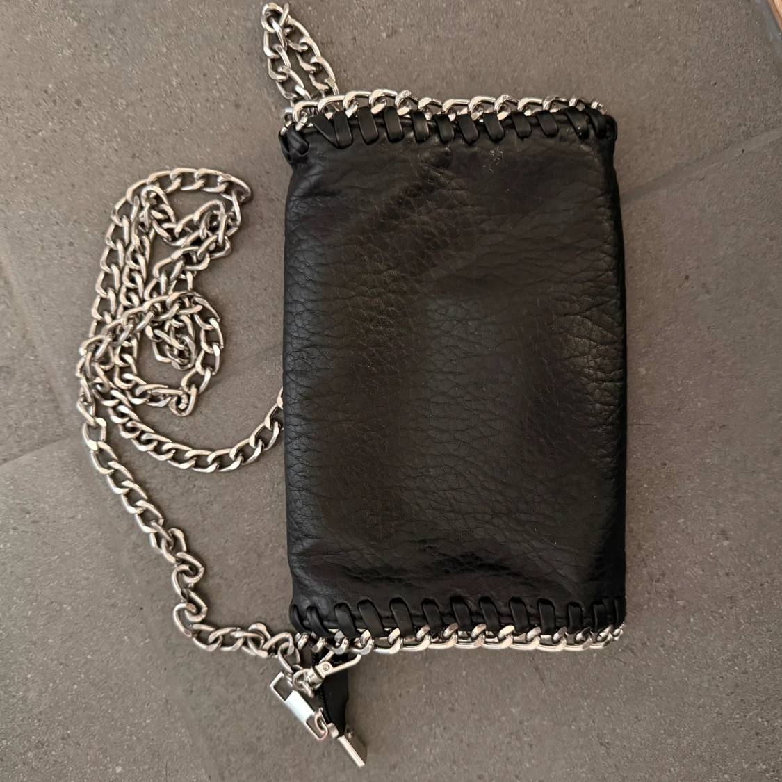 Svart axelväska med kedja från Tiamo - 3