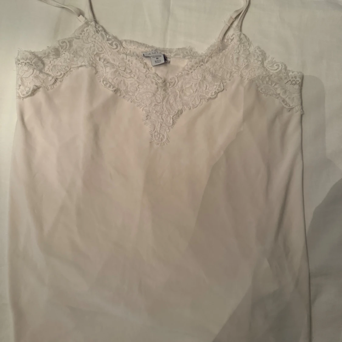 Beige spetslinne från Amisu