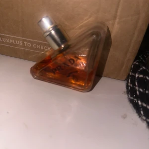 Prada parfym  - Luktar helt fantastiskt mer än hälften kvar