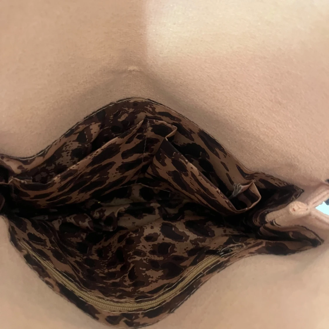 Rosa axelväska med kedjedetaljer - 2