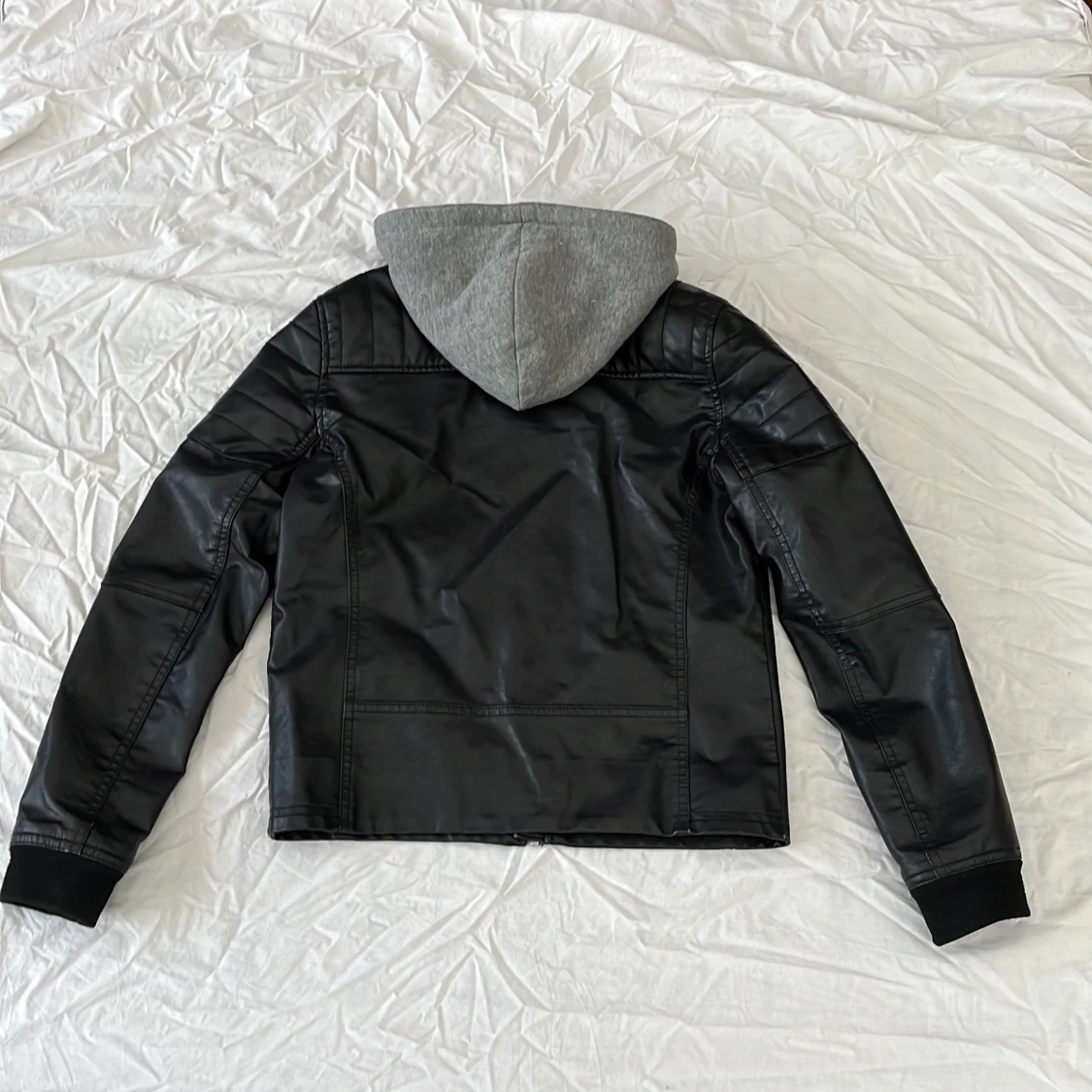 Svart jacka i skinnimitation  med grå huva H&M - 1