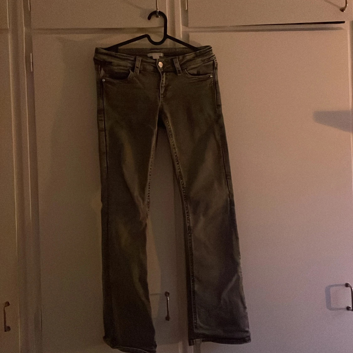 Grå bootcut jeans från Gina Tricot 158