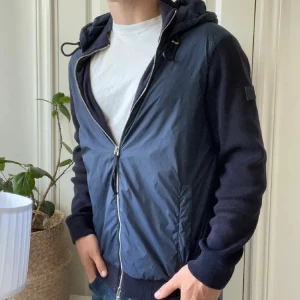 Hugo boss cardigan mörkblå L - Hugo boss cardigan mörkblå L, inga defekter! Modellen är 180,75 kg. Riktigt fet!🫶