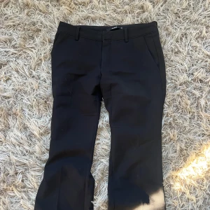 Svarta kostymbyxor från BikBok - Lågmidjade kostymbyxor från bikbok i modellen Vera! Väldigt bra skick då de inte används mycket, de är för stora för mig. 💕 strl 38