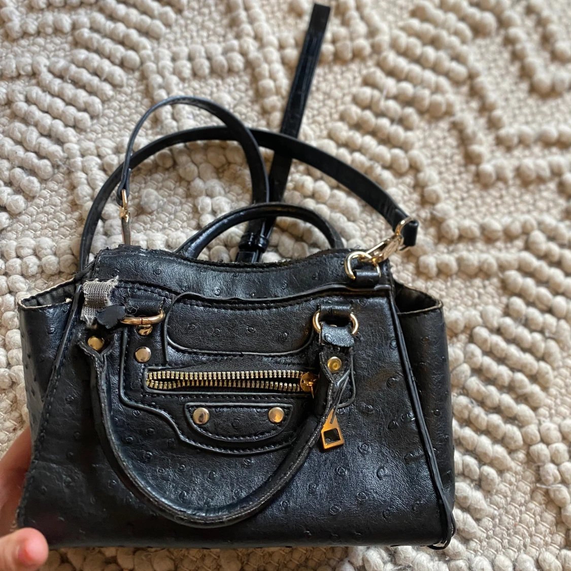 Svart handväska med guldiga detaljer - 1