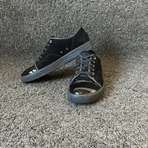  Lanvin skor - Säljer ett par riktigt snygga mörkblåa skor från Lanvin med glans. Perfekt för dig som gillar stilrena och exklusiva detaljer. Riktigt bra skick!