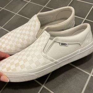 Vita Vans sneakers - Lite smuts runt sulan, annars hela och bra skick