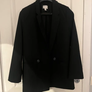 Overzised Blazer - Säljer denna Overzized blazer från H&M då den inte kommer till användning, stor i storleken och sparsamt använd!🩵