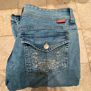 Ljusblå jeans ifrån h&m - Säljer dessa as coola jeansen från H&M jag köpte dom på sellpy och dom var tyvärr lite för stora därav har jag trätt ett band i midjan samt lagt ner dom där nere storleken är svår att tolka eftersom någon har rivit av lappen men jag skulle säga att det är en m och passar perfekt på någon som är 170 ungefär!!🩷