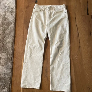 Vita raka jeans från HOPE - Snygga vita jeans från HOPE med rak passform och klassisk femficksdesign. Byxorna är högmidjade och tillverkade i kraftig bomull. Perfekta för dig som gillar stilrena och minimalistiska plagg med en modern twist.