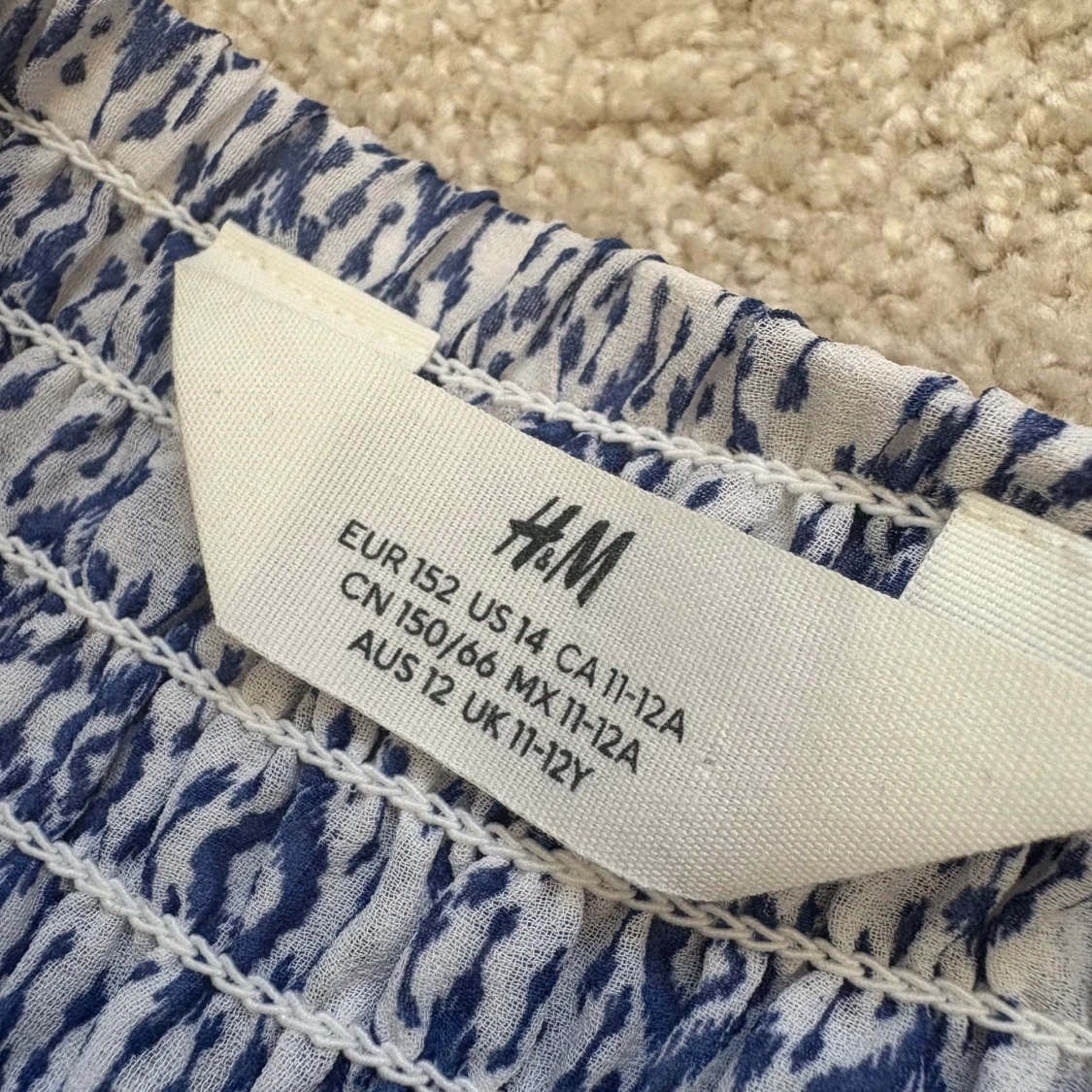 Vit och blå mönstrad kjol från H&M - 2