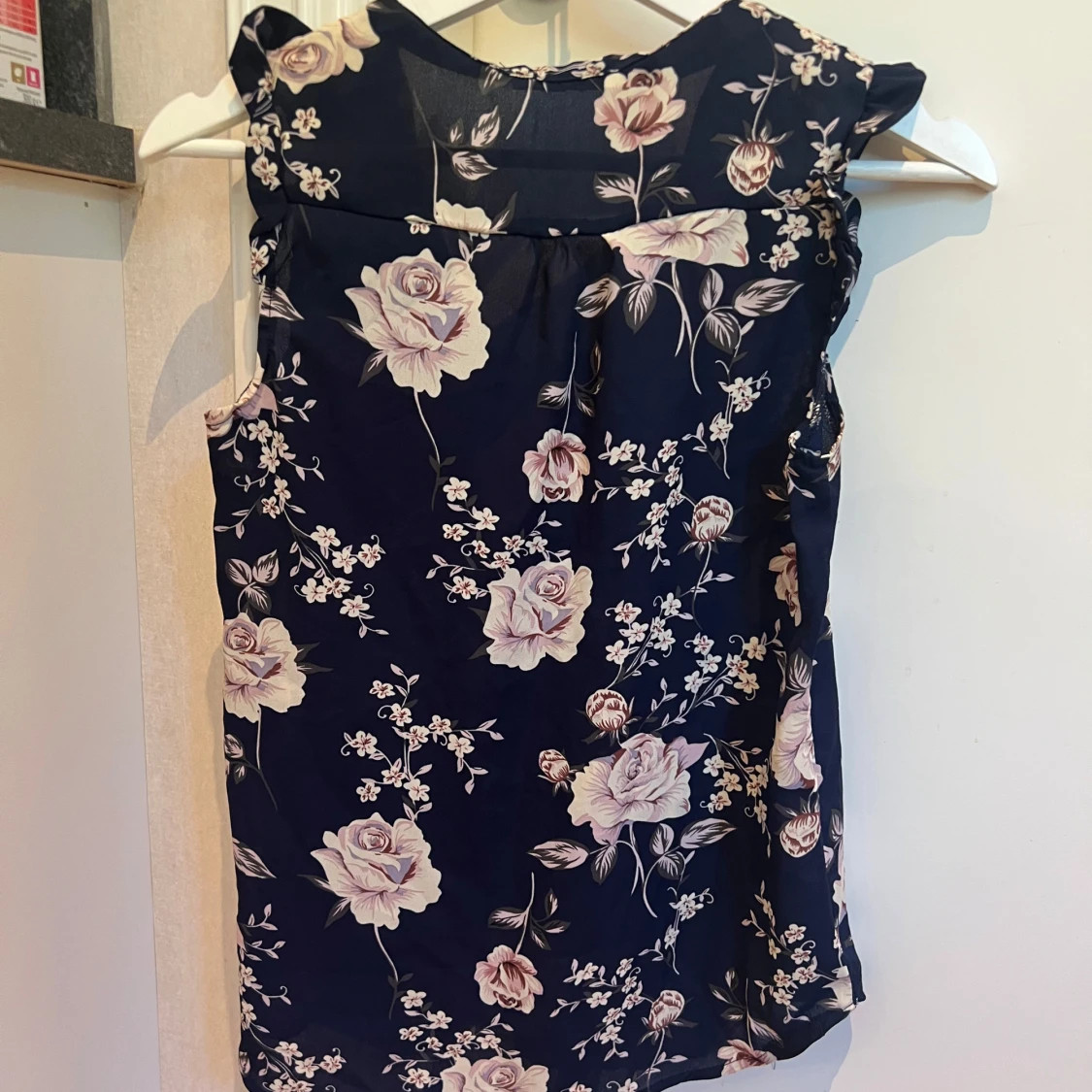 Blommig blus från Hallys i marinblått xs  - 2