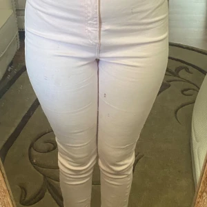 Ljusrosa skinny jeans från H&M - Säljer ett par ljusrosa skinny jeans från H&M. Byxorna är högmidjade med snygg passform som sitter tight hela vägen ner. Liten fläck på sista bilden som knappt syns.