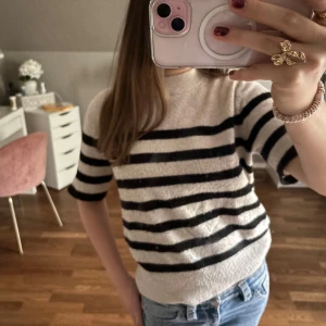 Randig stickad tröja från H&M - Superfin stickad tröja från H&M i storlek XS. Tröjan är beige med svarta horisontella ränder🤍