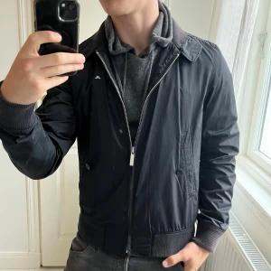 J.lindeberg jacka S - J.lindeberg jacka S, inga större defekter men är använd. Modellen är 180,75 kg och bär S. Väldigt skön och sitter najs! Kom med frågor 🤝