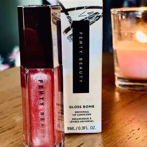 Fenty Beauty by Rhianna Gloss Bomb "Sweet Mouth"  - Fenty Beauty by Rhianna Gloss Bomb 04 "Sweet Mouth". 9 ml. Ny med kartong.