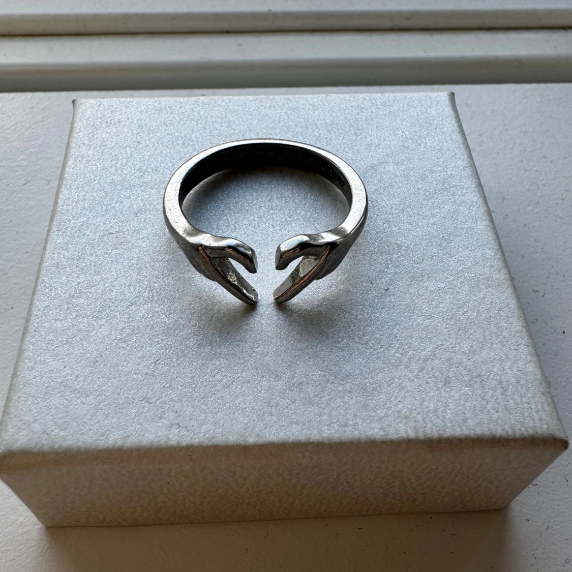 Silvrig ring med händer som bildar ett hjärta - 1