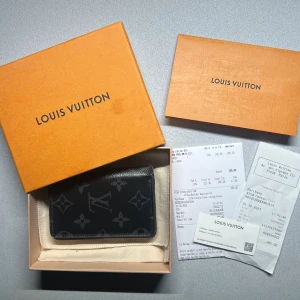 Louis Vuitton plånbok - Allt original medföljer: box, dustbag, två kvitton mm | skick: 8/10, har skador (se bild 4) | pris: 1299