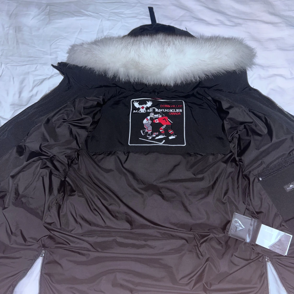Svart Moose Knuckles dunjacka med pälskrage - 1