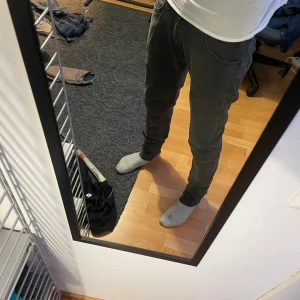 Svarta slim jeans med stretch - Säljer ett par svarta jeans med slim passform och snygg stretch. Byxorna har klassiska fickor fram och bak, samt en smal siluett som sitter tajt längs benen. Perfekta för dig som gillar en stilren och enkel look. Kom gärna med frågor eller prisförslag🙌🏻🙌🏻