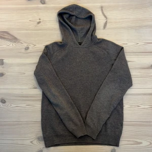Brun merinoull hoodie Massimo dutti  - Mysig brun hoodie från Massimo Dutti i merinoull. Tröjan har huva och långa ärmar, perfekt  kyliga dagar. Enkel och stilren design som funkar till allt.