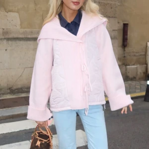 Ljusrosa teddyjacka med snörning - Superfin ljusrosa teddyjacka med oversized krage och snörning framtill. Jackan har quiltade detaljer och breda uppvikta ärmar. Från meetmethere, storlek xxs/xs. Den är ny