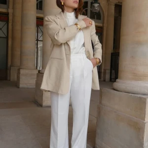 Vita kostymbyxor med pressveck NAKD - Snygga vita kostymbyxor med hög midja och raka ben. Byxorna har pressveck framtill, diskreta fickor och bälteshällor. Perfekta för en clean och stilren look. Sälj då de tyvärr inte kommit till användning. Ordinarie pris: 599