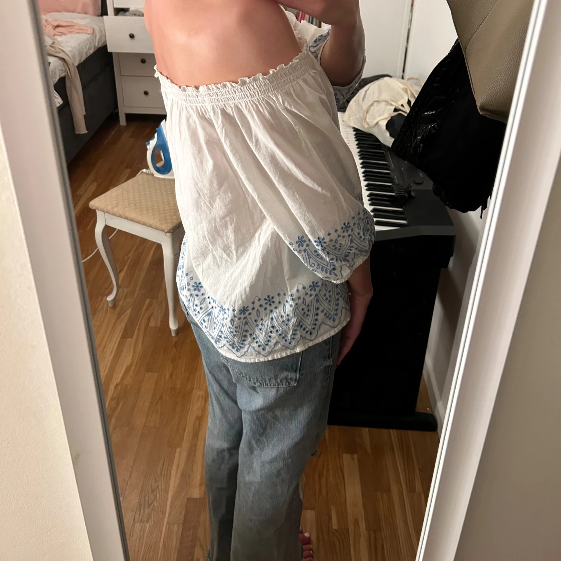 Vit offshoulder blus med blå broderi - 1