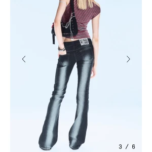 Jeans  - Jeans från cheap Monday i modellen booty bei. Helt oanvända med prislapp i storlek 28/34