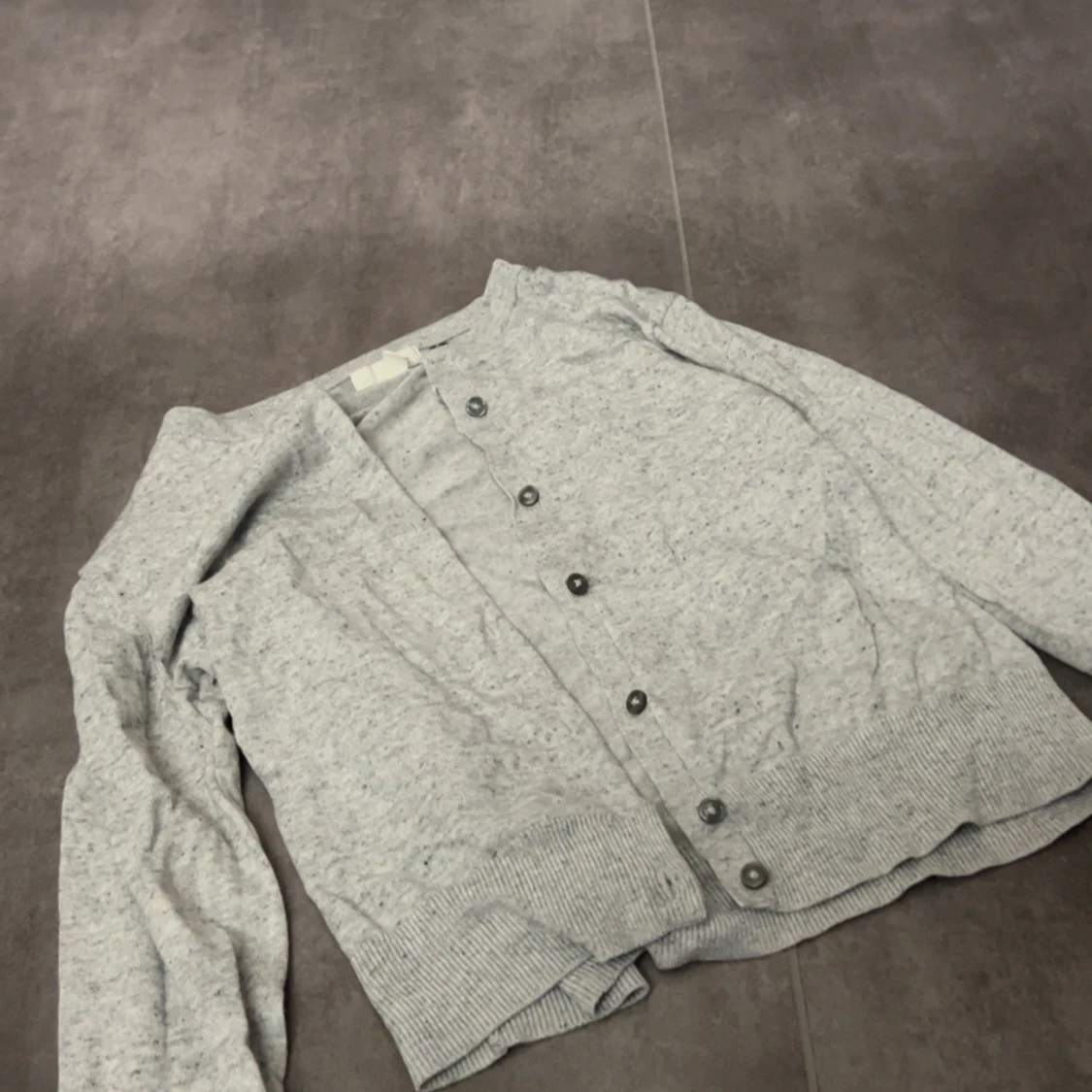 Ljusgrå kofta med knappar