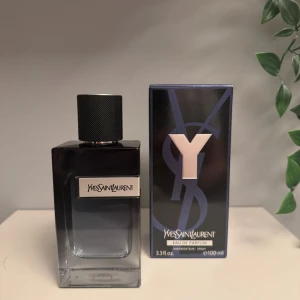 Ysl Eau de Parfum 100ml - Y Eau de Parfum från Yves Saint Laurent, 100 ml. Fräscht och aromatiskt intryck med noter av äpple, salvia, ingefära, bergamott, amberwood och tonkaböna. Perfekt för dig som vill sticka ut med en modern vibe.