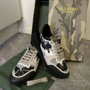 Valentino rockrunners st 44 - Valentino Rockrunners storlek 44, skorna är i mycket bra skick, 9,5/10 och säljs pga för små , hör av er för frågor!