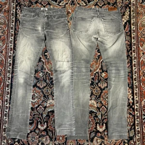 Grå jeans från Acne Studios 30/32 - Säljer ett par grå jeans från Acne Studios i modellen Roadster. Slim, straight fit. De har samma färg som på första bilden men mörkt ljus på de andra 2