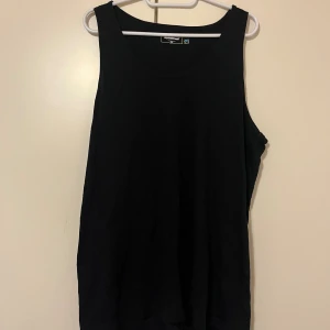 Hihaton 3XL - Musta hihaton paita. Koko 3XL. Kaikai n 56cm, pituus n 74cm. Eläintalous MMM, lisätietoja saa kysymällä  Katsothan myös muut ilmoitukseni Tarjoa 