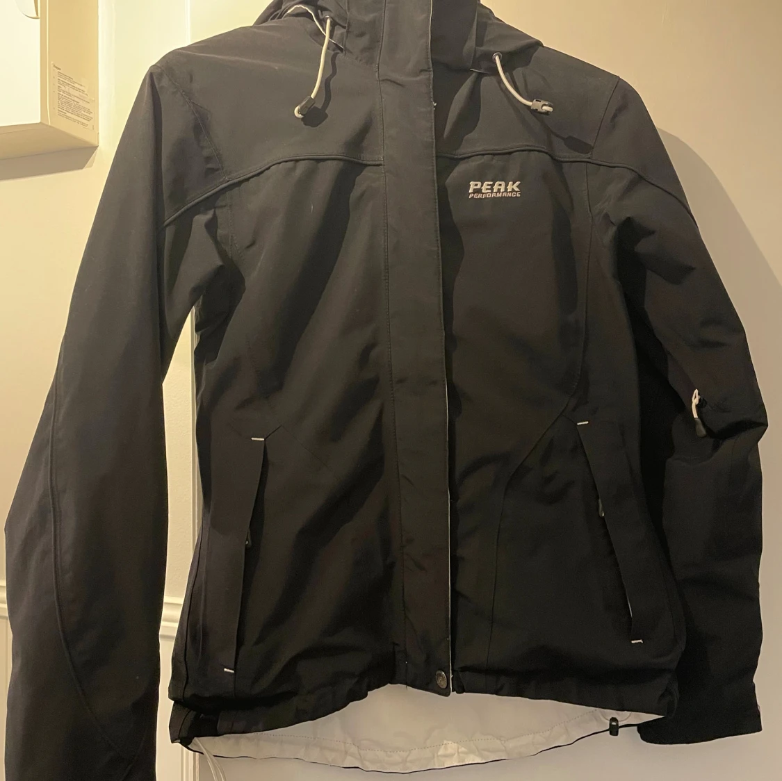 Multifunktionell skaljacka från Peak Performance