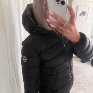 Svart colmar jacka  - Säljer en svart fin fräsch Colmar jacka, köpt januari 2025. Tyvärr för liten för mig nu, är strl 40 (S). 🥰🥰