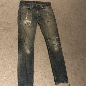 Levis 511 slitna blå jeans - Säljer ett par feta levis jeans med snygga slitningar som jag har lagat själv. De är väldigt ovanliga och jag vet inte storleken helt men är ganska säker på att de är 30/29- 32 eftersom att jag har det och det passar mig. De har ett hål i knät som man ser på sista bilden. Bara att skriva vid frågor och förundringar