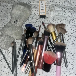 Stort kit med sminkborstar & YSL hudvård - Säljer ett stort kit med en headband och sminkborstar i olika former och färger. Vissa borstar ALDRIG ANVÄNDA! Inkluderar även YSL Pure Shots serum och en YSL hudvårdskräm, båda inte så mycket ANVÄNDA!! Perfekt för dig som älskar smink och vill ha många val! Säljs för SÅÅÅ bra pris! 