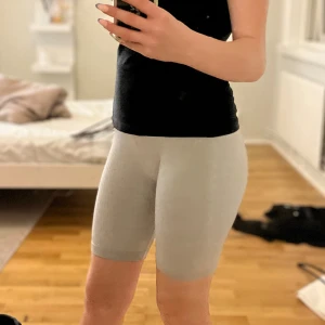 Grå ribbade biker shorts från Aim'n - Säljer ett par grå biker shorts från Aim'n i ribbad stretchig polyester. Perfekta till träning och knappt använda.