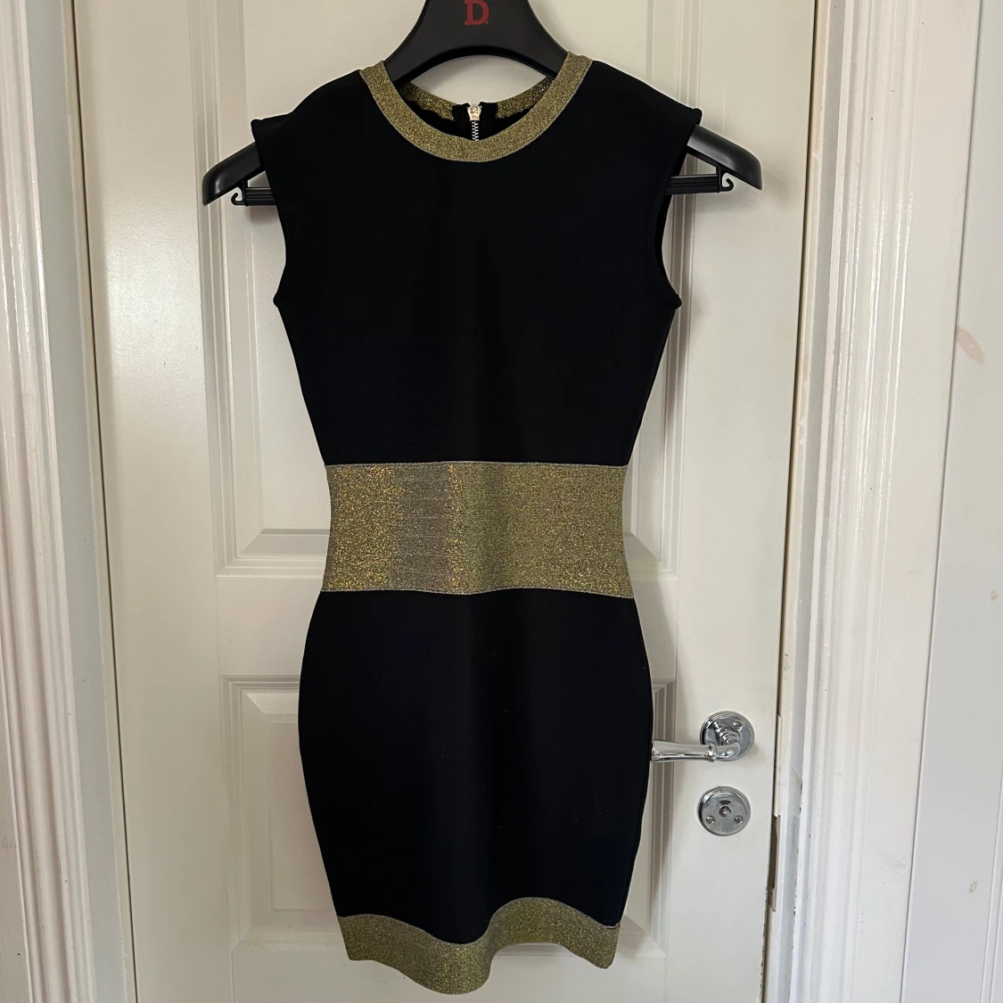 Svart kort klänning med guldglitter